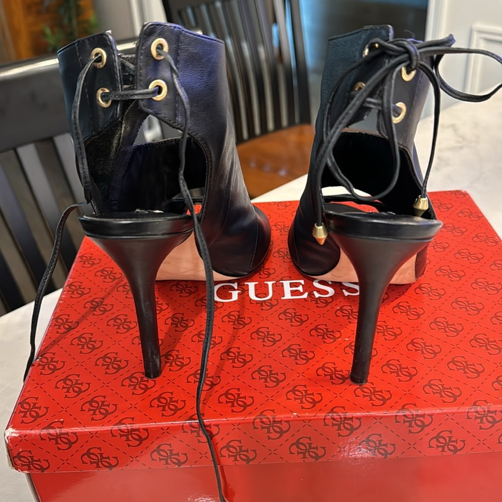 Guess Ollay Corset Cut Out Tie Heels
Black Leather Sandals Size 8 - Picture 4 of 8